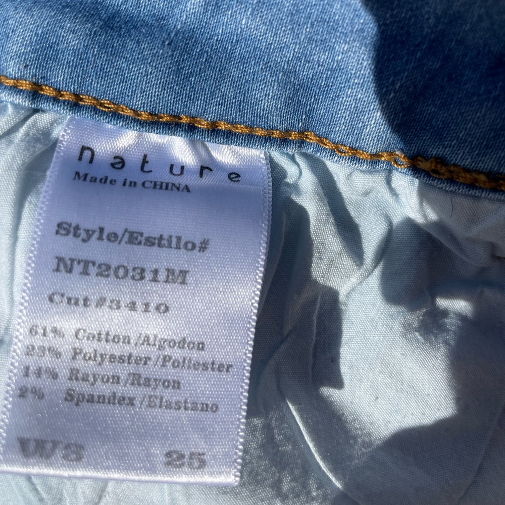 embroidered jeans🌙 light to mid wash denim with distressed hems and rips - Picture 9 of 9